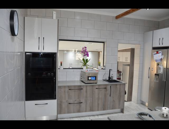 6 BEDROOM HOUSE FOR SALE IN DISCOVERY